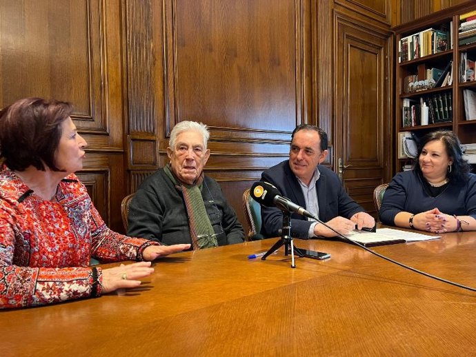 Firma del convenio entre la Diputación de Soria y la Asociación de Jubilados y Pensionistas
