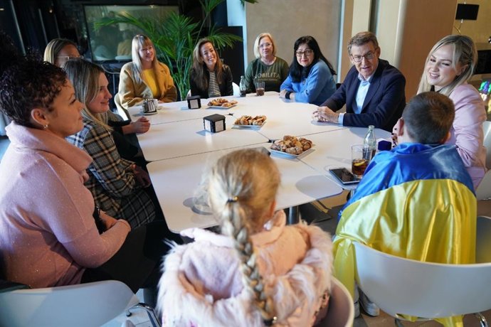 El líder del PP, Alberto Núñez Feijóo, se reúne con madres y niños ucranianos coincidiendo con el primer aniversario del inicio de la invasión rusa.
