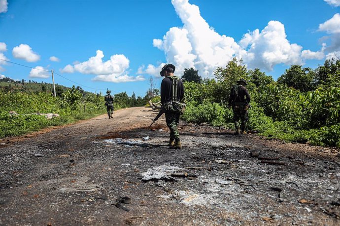 Archivo - July 26, 2022, Karenni State, Myanmar: Karen fighters secure the area after the Burmese Army Tatmadaw troops attacked a village. Due to the fighting that occurred after the coup, the Karenni people left their villages and now they are living i