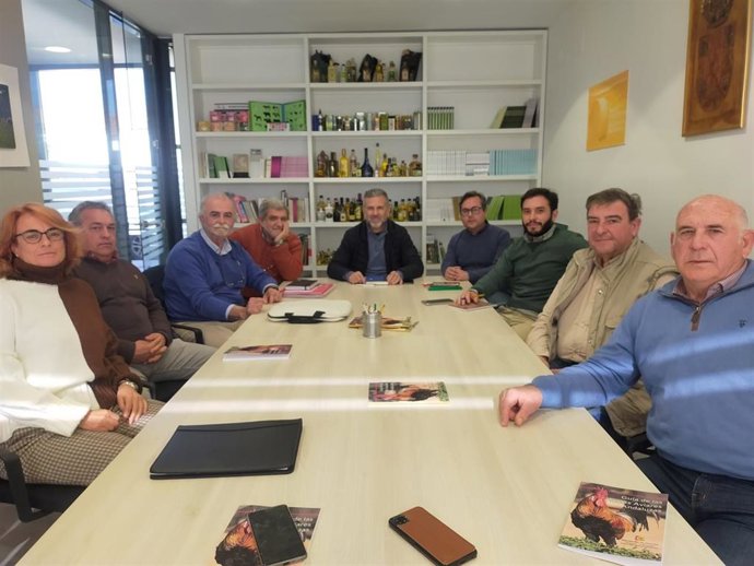 El delegado de Agricultura en la Diputación de Córdoba, Francisco Ángel Sánchez (centro), se reúne con personal técnico del Centro Agropecuario.