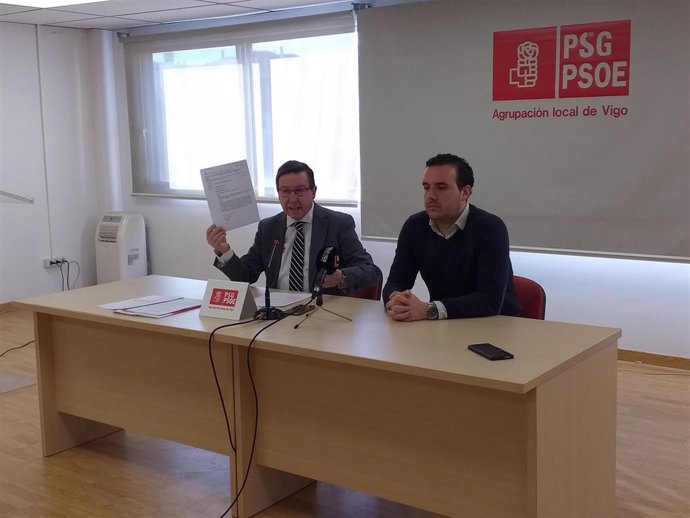 El secretario general de la agrupación socialista de Vigo, Carlos López Font, y el secretario de Organización del PSdeG-PSOE en Baiona, Fernando López.