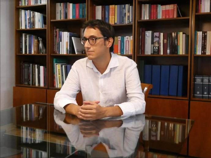 Archivo - El portavoz del Govern y conseller de Modelo Económico, Turismo y Trabajo, Iago Negueruela, durante una entrevista concedida a Europa Press.