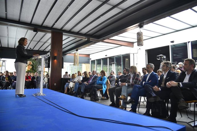 La secretaria general del PP, Cuca Gamarra, interviene en la clausura de la 'Convención de Economía Familiar y Vivienda', ante la presencia de diversos cargos del partido, entre ellos el presidente del PPRM, Fernando López Miras, en primera fila