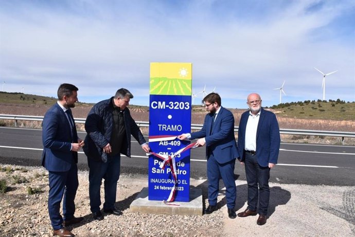 Inauguración de la actuación realizada en la CM-3203, dentro del término municipal de Peñas de San Pedro.