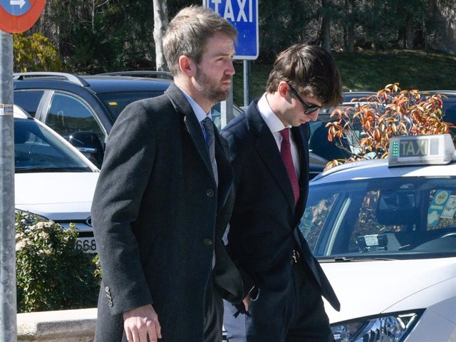 Dos de los hijos de Laura Boyer, Hugo y Antonio, a su llegada al Tanatorio de La Paz