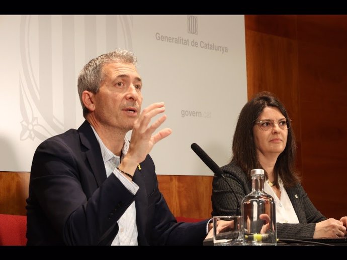 El conseller de Educación, Josep Gonzlez-Cambray, y la directora general de Atención a la Familia y Comunidad Educativa, Raquel Garcia, en rueda de prensa a 24 de febrero de 2023.