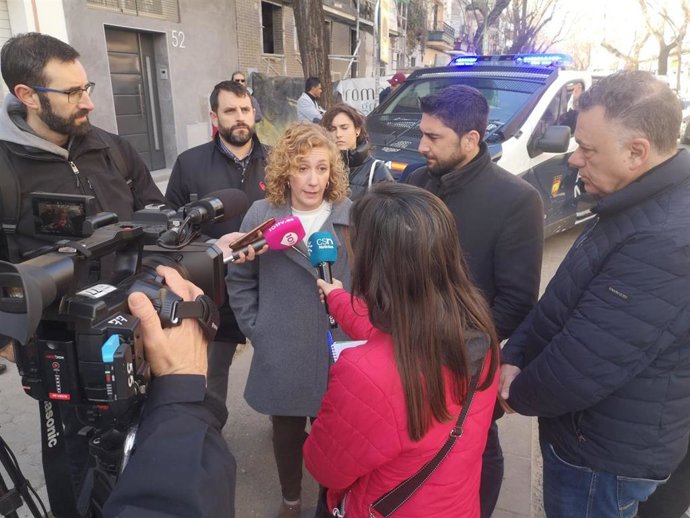 Hornillo y Sánchez atienden a los medios tras una acción de protesta que ha impedido el desahucio a un matrimonio y su hijo en situación de vulnerabilidad en el barrio de la Macarena .