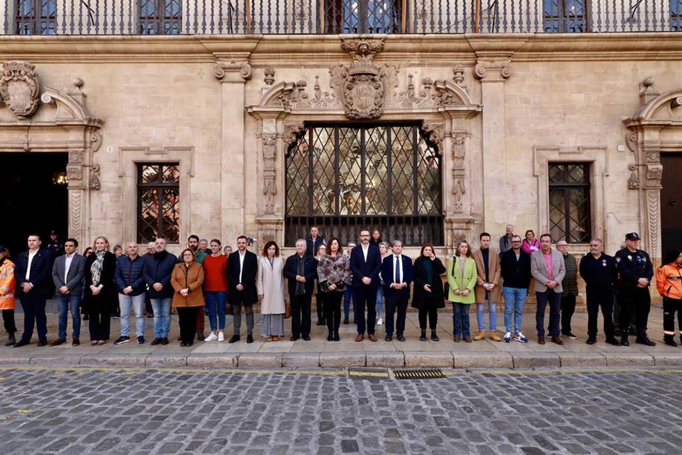 Palma guarda un minuto de silencio en solidaridad con Ucrania en el aniversario del comienzo de la guerra.