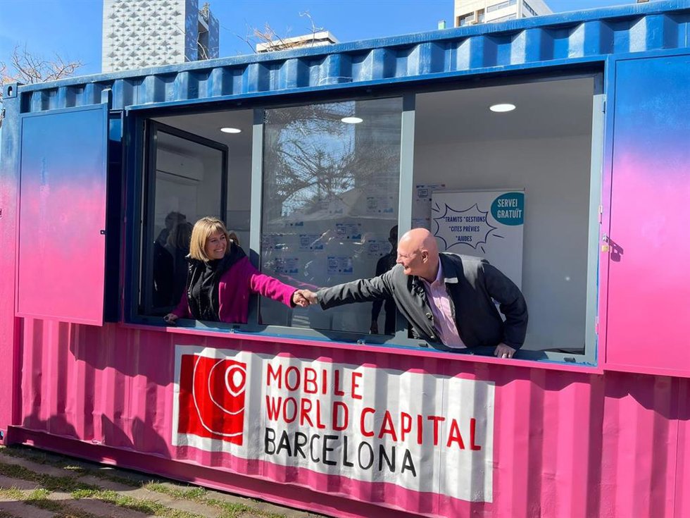 La alcaldesa de L'Hospitalet de Llobregat, Núria Marín, y el ceo de GSMA, John Hoffman.