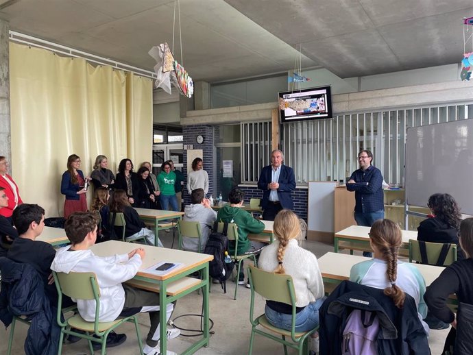 El conseller de Educación y Formación Profesional, Martí March, asiste a la entrega de premios del concurso 'Jo també vull ser científica' en el IES La Ribera de Palma