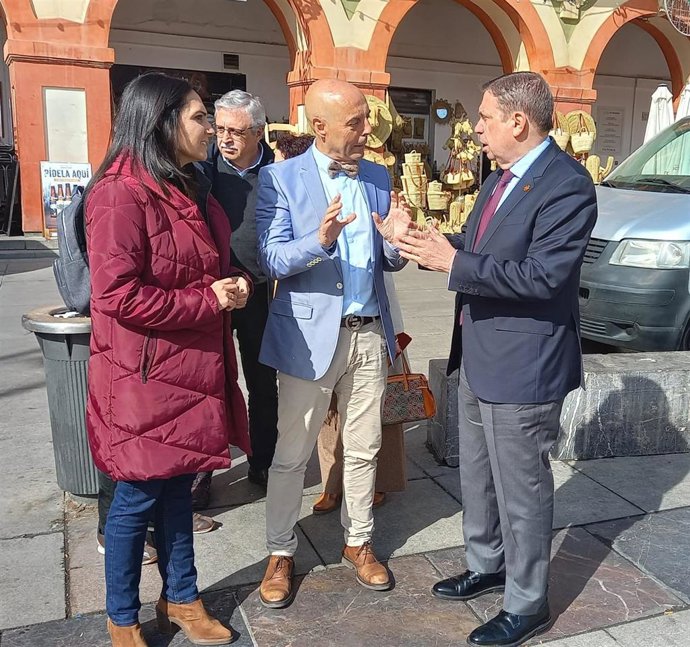 Hurtado (centro), habla con Planas (dcha.) en la Plaza de la Corredera.