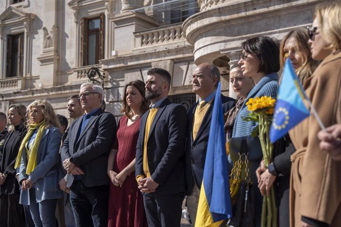 El alcalde de Valncia, Joan Ribó, preside junto a miembros del equipo de gobierno, otros ediles y representantes del pueblo ucraniano el minuto de silencio en solidaridad con Ucrania en el primer aniversario de la guerra.  