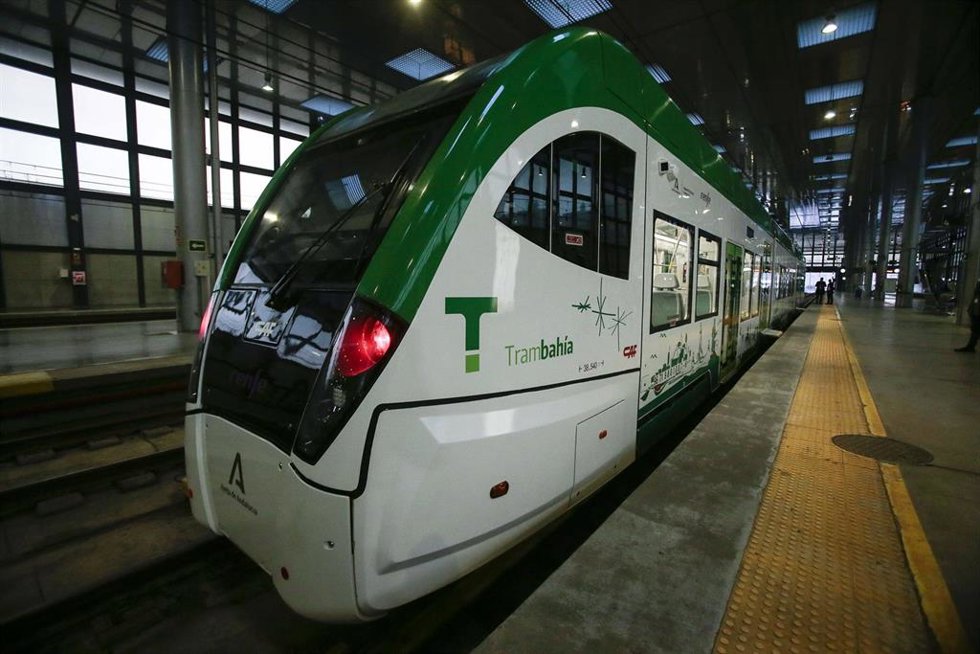 Archivo - Trambahia en la estación de Cádiz.