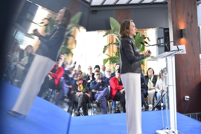 La secretaria general del Partido Popular y portavoz de la formación en el Congreso, Cuca Gamarra, interviene durante la convención sectorial de PP sobre vivienda y familia, en el Espacio Adviento, a 24 de febrero de 2023, en Cartagena, Murcia (España)
