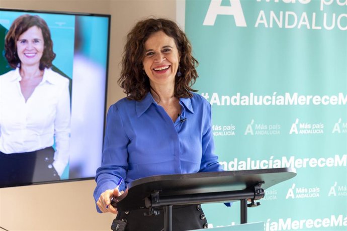 La presidenta de Más País Andalucía y portavoz adjunta de Por Andalucía en el Parlamento de Andalucía, Esperanza Gómez, este viernes en rueda de prensa.