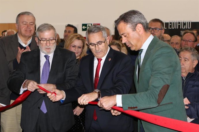El consejero de Presidencia, Turismo, Cultura, Juventud, Deportes y Portavocía, Marcos Ortuño, el alcalde de La Unión, Pedro López Milán, y el presidente de la Asamblea Regional, Alberto Castillo, ante el edificio que alberga el museo.
