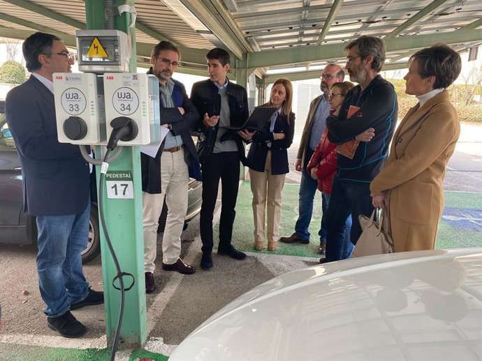 Visita del rector a los puntos de recarga eléctrica ubicados en el Campus Las Lagunillas