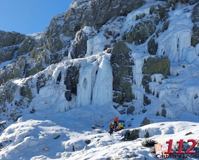Sucesos.- El Grupo de Rescate de Protección Civil ha auxiliado a un escalador herido en el circo de Becedas