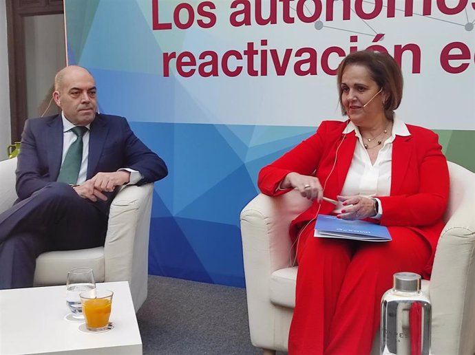 Lorenzo Amor y Blanca Torrent, durante su intervención en el foro de 'Diario Córdoba'.