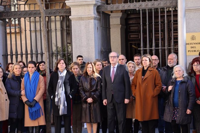 Minuto de silencio del Defensor del Pueblo y su equipo.