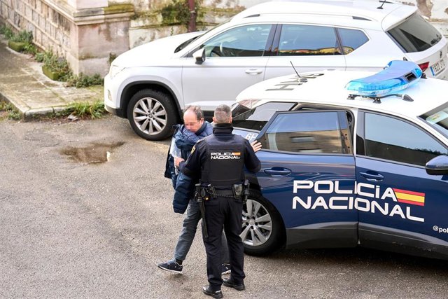 El jefe del Servicio de Carreteras de la Consejería de Obras Públicas enviado a prisión, M. A. D., a su llegada al Complejo Judicial de Las Salesas