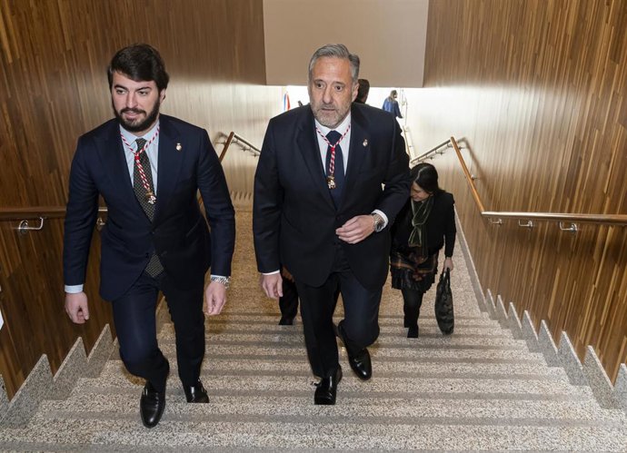 El vicepresidente de la Junta de Castilla y León, Juan García-Gallardo (i), y el presidente de las Cortes de Castilla y León, Carlos Pollán (d), durante el acto de celebración del 40 Aniversario del Estatuto de Autonomía de Castilla y León 