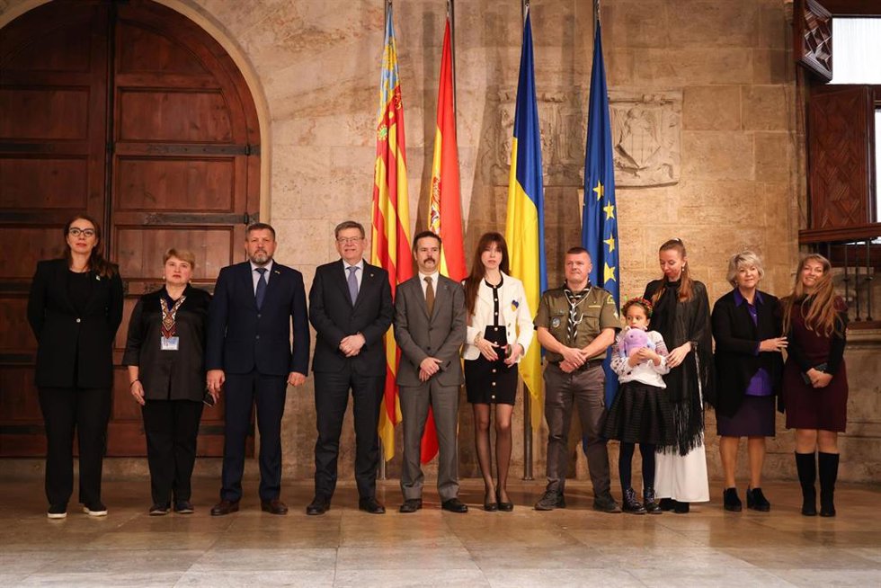 El 'president' de la Generalitat, Ximo Puig, se reúne con el cónsul de Ucrania, Pablo Gil; el presidente de la Federación de Asociaciones de Ucranianos en España y presidente de la asociación de ucranianos en la Comunitat Valenciana