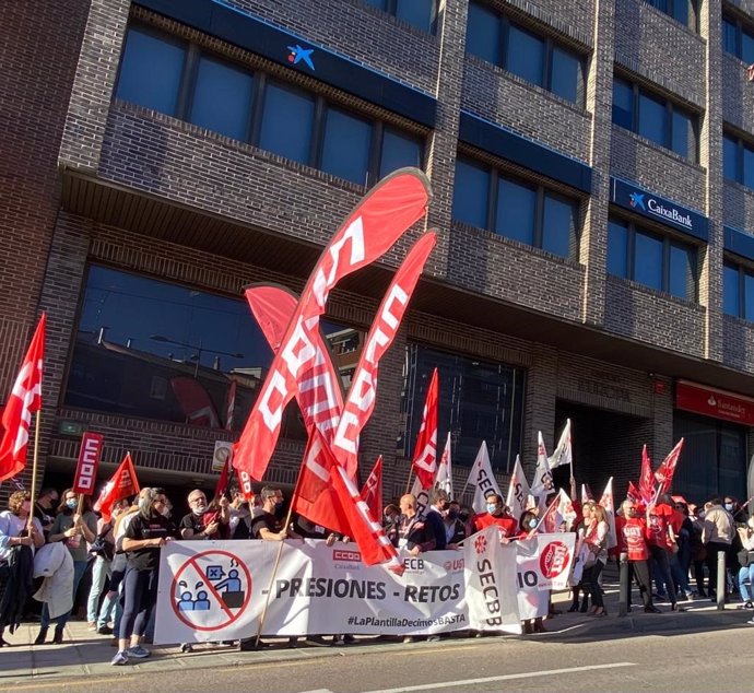 Archivo - La plantilla de Caixabank C-LM se manifiesta en Toledo para exigir a la dirección del banco más medios y menos presiones