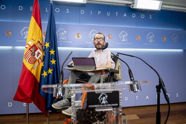 El portavoz de Unidas Podemos en el Congreso, Pablo Echenique, durante una rueda de prensa posterior a la reunión de la Junta de Portavoces, en el Congreso de los Diputados, a 21 de febrero de 2023, en Madrid (España).