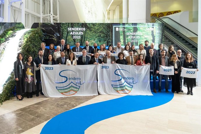 El presidente de la Xunta, Alfonso Rueda, la conselleira de Medio Ambiente, Territorio e Vivenda, Ángeles Vázquez, y el presidente de Adeac, José Palacios, en la entrega de las banderas 'Sendero Azul' 2023.