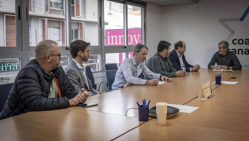 El secretario general de CC, Fernando Clavijo, en una reunión con representantes de USCA