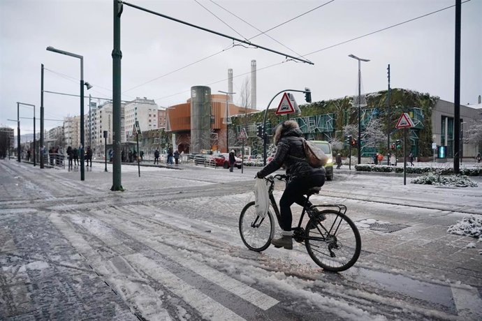 Archivo - Una mujer en bicicleta circula por una calle con hielo y nieve, a 18 de enero de 2023, en Vitoria-Gasteiz (Álava) 