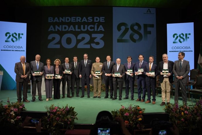 Autoridades y premiados con las Banderas de Andalucía en la provincia de Córdoba.