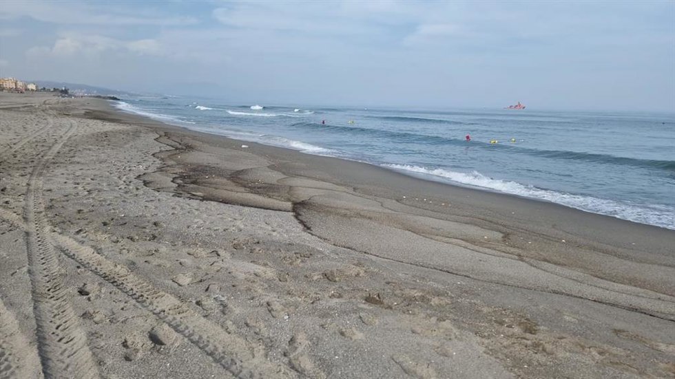 Archivo - Playa de Santa Bárbara en La Línea con restos del vertido del OS 35 el pasado mes de septiembre.
