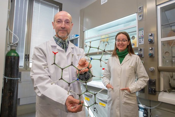 Los investigadores de la Universidad de Alicante Francisco Alonso y Teresa Antón-Cánovas, con una reproducción molecular en su laboratorio del Instituto de Síntesis Orgánica de la UA.
