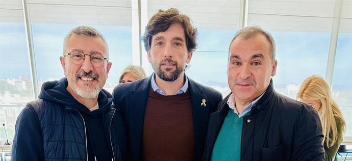 El candidato de Cs al Principado, Manuel Iñarra, junto al portavoz  en Gijón, José Carlos Fernández Sarasola, y el candidato de Cs para la Comunidad Valenciana, Adrián Vázquez.