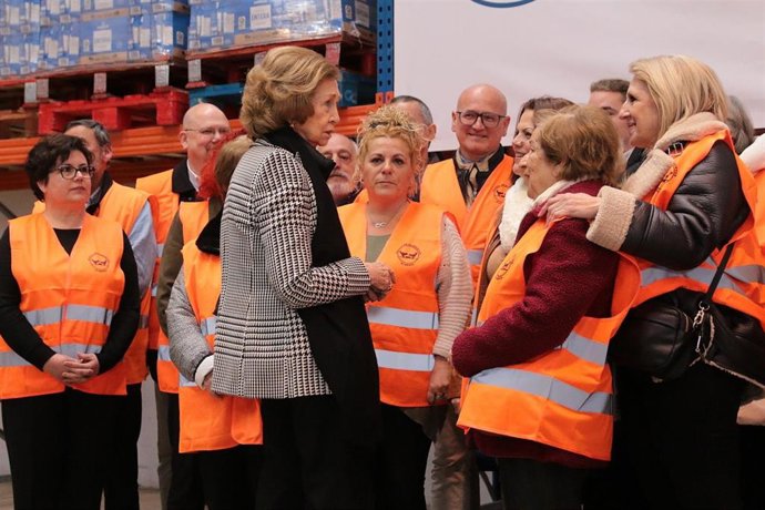La reina Doña Sofía saluda  a los voluntarios del Banco de Alimentos de Roquetas de Mar (Almería)