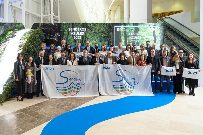 El presidente de la Xunta, Alfonso Rueda, la conselleira de Medio Ambiente, Territorio e Vivenda, Ángeles Vázquez, y el presidente de Adeac, José Palacios, en la entrega de las banderas 'Sendero Azul' 2023.