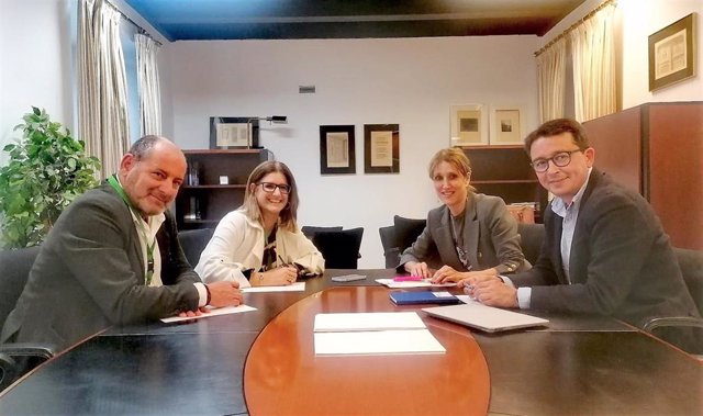 Reunión de representantes de la Asociación de Energías Renovables de Andalucía (Claner) y del Parlamento andaluz.