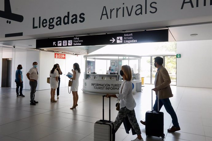 Archivo - Pasajeros en el Aeropuerto Internacional de la Región de Murcia (AIRM)