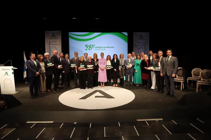 Acto de entrega de las Banderas de Andalucía en Huelva.