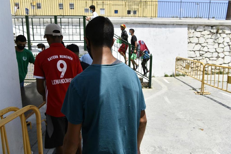 Archivo - Varios migrantes hacen cola para recibir una bolsa de comida de la asociación islámica `Luna Blanca, en la Mezquita de Sidi Embarek, a 12 de junio de 2021, en Ceuta (España).