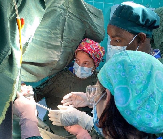 Doctores españoles operan junto al doctor etíope Akililu Hailu al frente de la Maternidad del hospital público Dugda de Meki, en Etiopía.