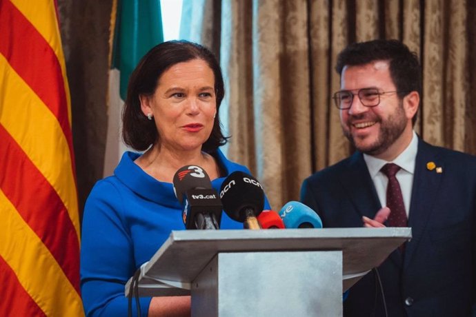 La presidenta del Sinn Féin, Mary Lou McDonald, en rueda de prensa junto al presidente de la Generalitat, Pere Aragons.