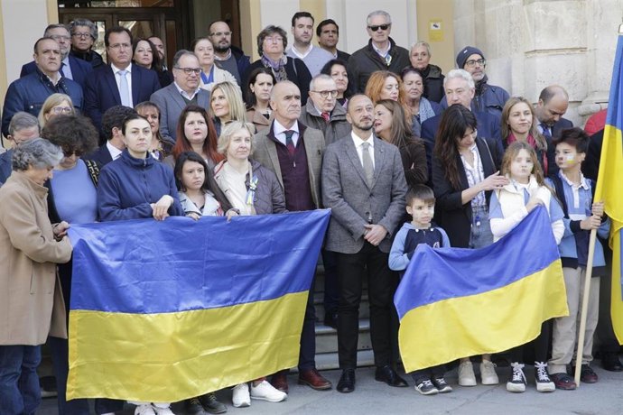 Concentración silenciosa a favor de Ucrania, a las puertas del Ayuntamiento.
