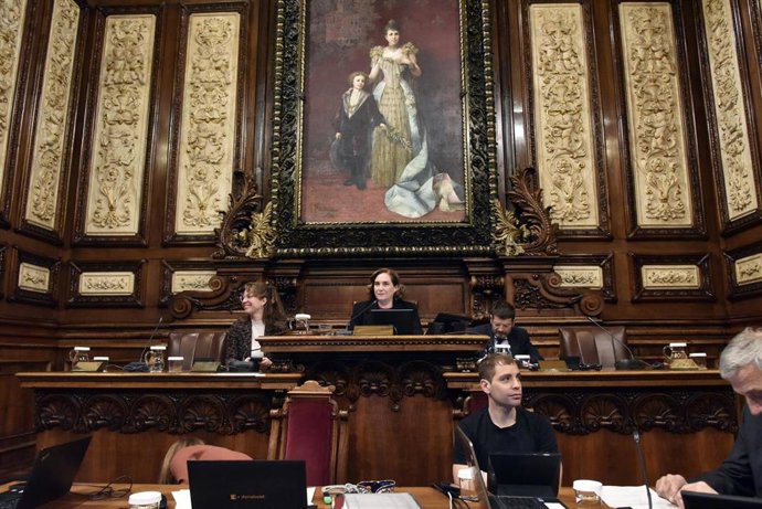 La segunda teniente de alcalde de Urbanismo, Janet Sanz; la alcaldesa, Ada Colau; y el quinto teniente de alcalde de Seguridad, Albert Batlle, durante la sesión plenaria del Ayuntamiento de Barcelona de este viernes, 24 de febrero de 2023.