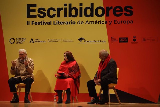 Mario Vargas Llosa, Marisol Schulz y Leonardo Padura en la inauguración del II Festival Literario de América y Europa 'Escribidores'.