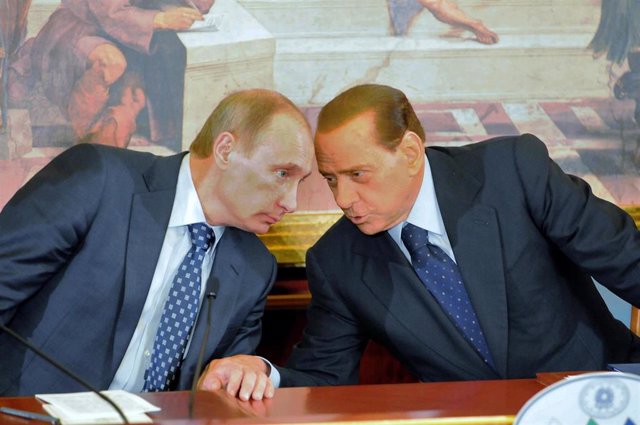 Archivo - Vladimir Putin y Silvio Berlusconi en 2010