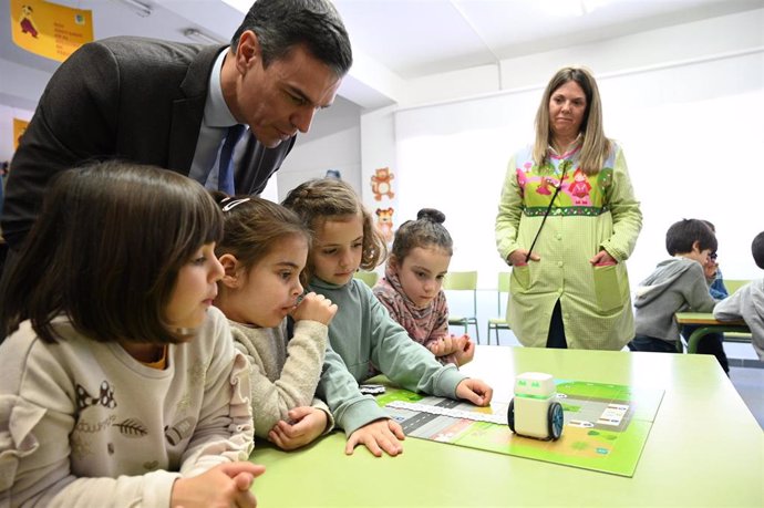 El presidente del Gobierno, Pedro Sánchez, ha visitado este viernes el CEIP Lope de Vega de Badajoz,