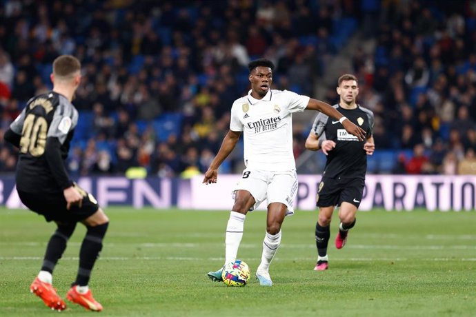Aurelien Tchouameni intenta un pase durante el Real Madrid-Elche de LaLiga Santander 2022-2023